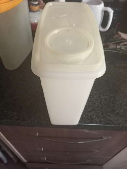 TUPPERWARE CEREAL CONTAINER WITH LIDS