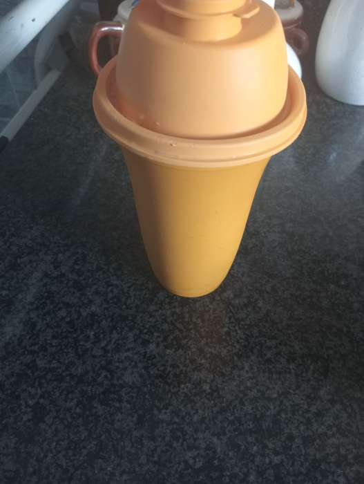 TUPPERWARE SHAKER