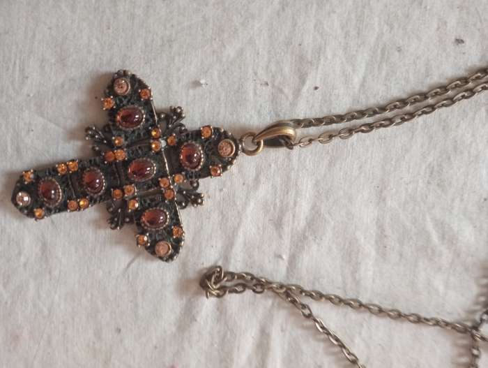 VINTAGE COSTUME JEWELRY CHAIN WITH CROSS WITH ORANGE STONES