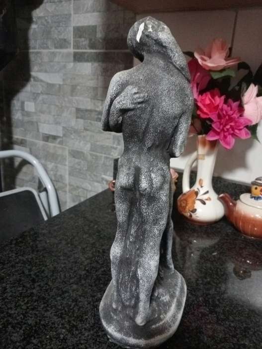 VINTAGE HEAVHY  THE KISS SCULPTURE