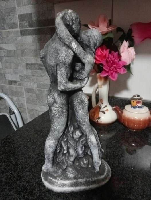 VINTAGE HEAVHY  THE KISS SCULPTURE