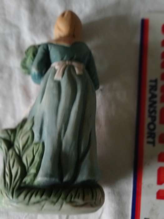 VINTAGE LADY FIGURINE