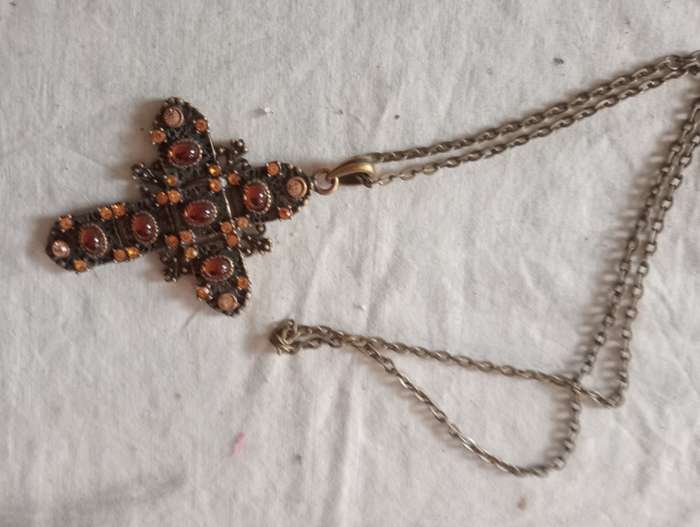 VINTAGE COSTUME JEWELRY CHAIN WITH CROSS WITH ORANGE STONES