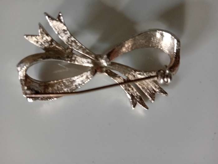 VINTAGE MARCASITE BOW TIE FAUX PEARL BROOCH