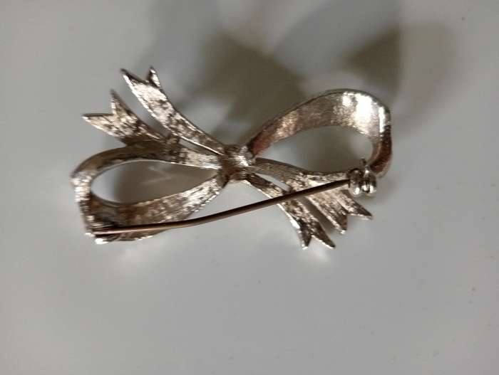 VINTAGE MARCASITE BOW TIE FAUX PEARL BROOCH