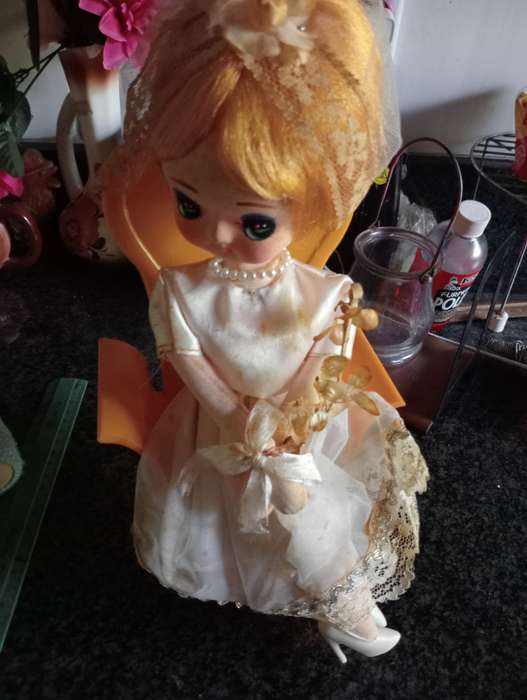 VINTAGE WIND UP FASHION BRIDES DOLL ON CHAIR