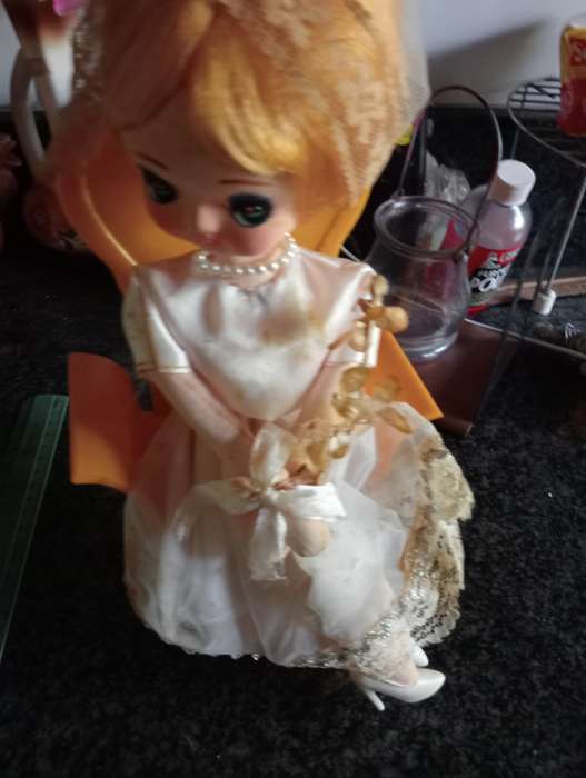 VINTAGE WIND UP FASHION BRIDES DOLL ON CHAIR