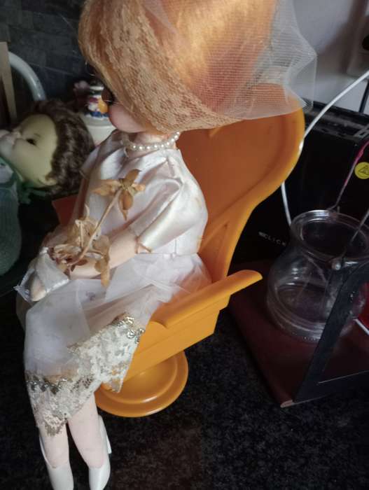 VINTAGE WIND UP FASHION BRIDES DOLL ON CHAIR