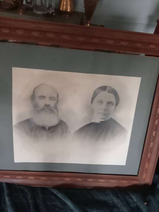 ANTIQUE PHOTO FRAME WITH PRINT OF PAUL KRUGER FAMILY MEMBERS