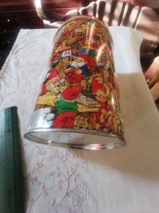 COLLECTABLE CHRISTMAS TIN