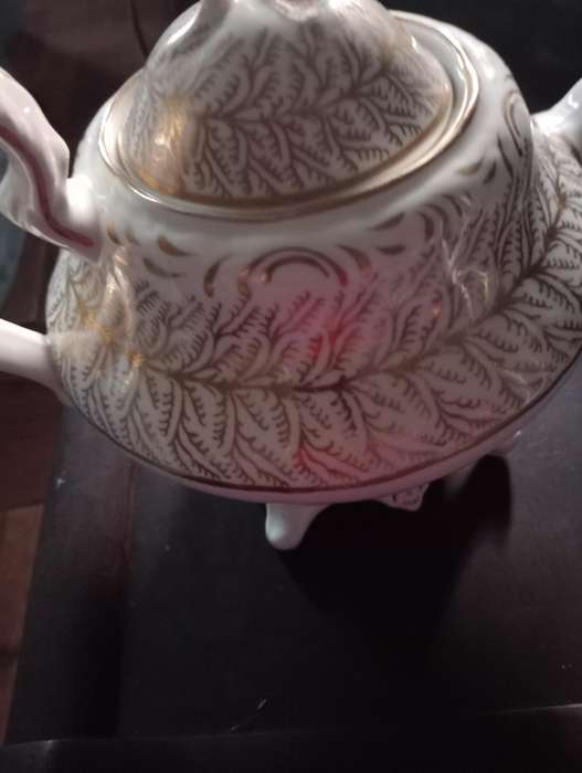 VINTAGE WHITE TEAPOT  WIT LID