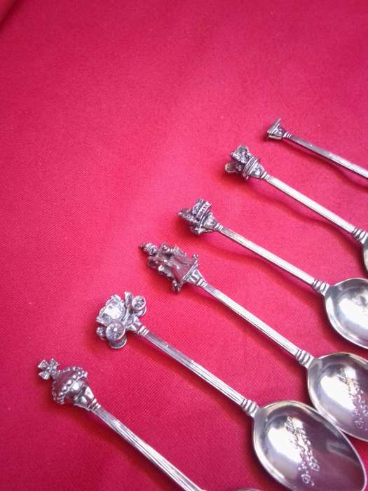 Set of 6 Silverplate Silver Jubilee 1952 - 1977 Teaspoons