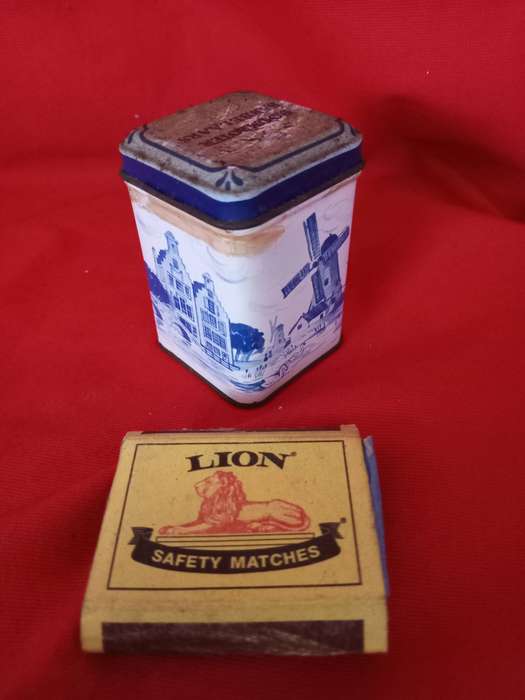 Vintage Holland Blue & White 2.65 oz Babbelaars Tin