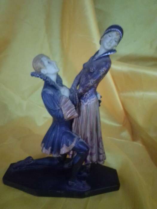 Stunning Everlasting Love No B1020274 Handpainted Resin Figurine