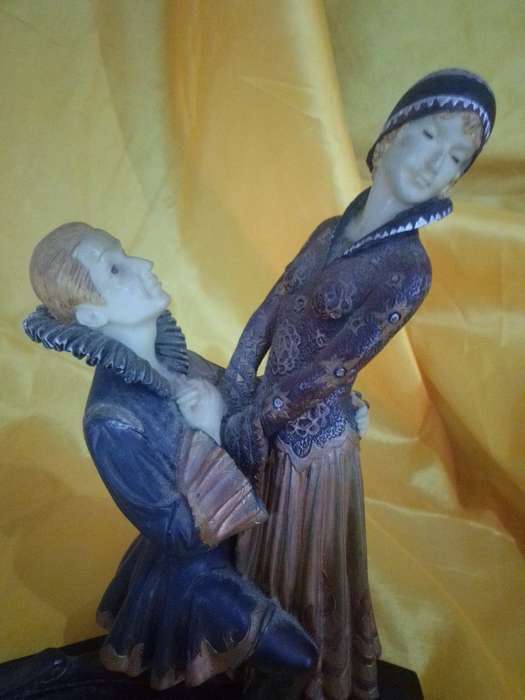 Stunning Everlasting Love No B1020274 Handpainted Resin Figurine
