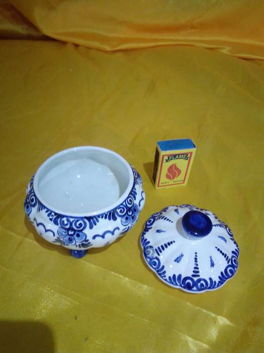 Stunning Vintage Delft Porcelain Trinket Box Mounted on Three Legs