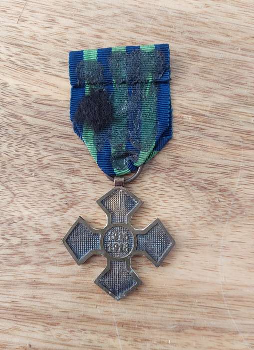 - WW1 Romanian Commemorative Cross of the 1916-1918 War -