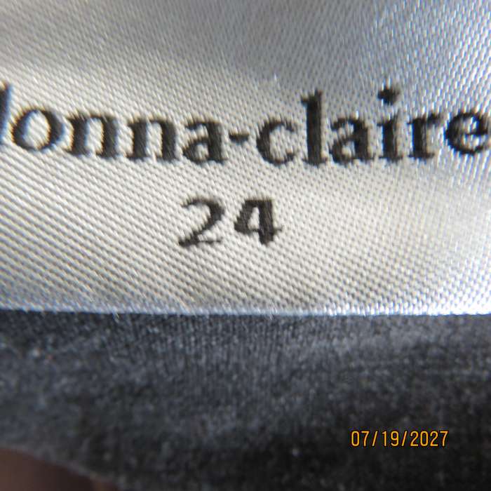 DONNA CLAIRE dark grey long sleeve polyrayon stretch top. Pink-purple roses front. Size 52