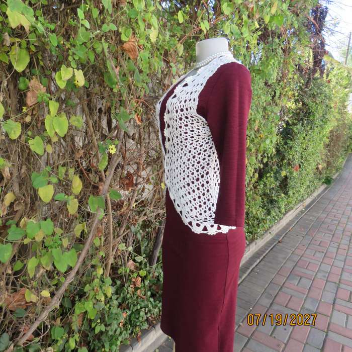 White elegant crochet waistcoat with round edging. The button closure. Size 34-36