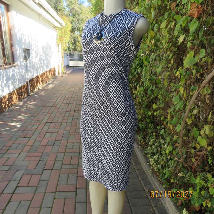 I Q monochrome soft bubble stretch polyester bodycon slip over dress. Size 36