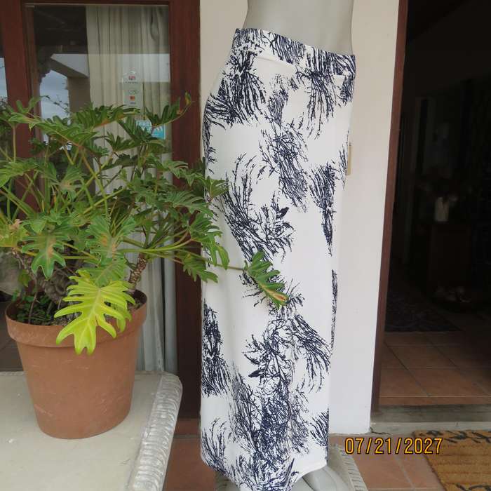 SPIDER SHOP maxi paneled A-line white textured stretch polyester-black branch print skirt. Size 34