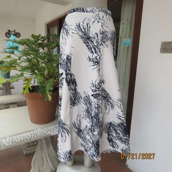 SPIDER SHOP maxi paneled A-line white textured stretch polyester-black branch print skirt. Size 34