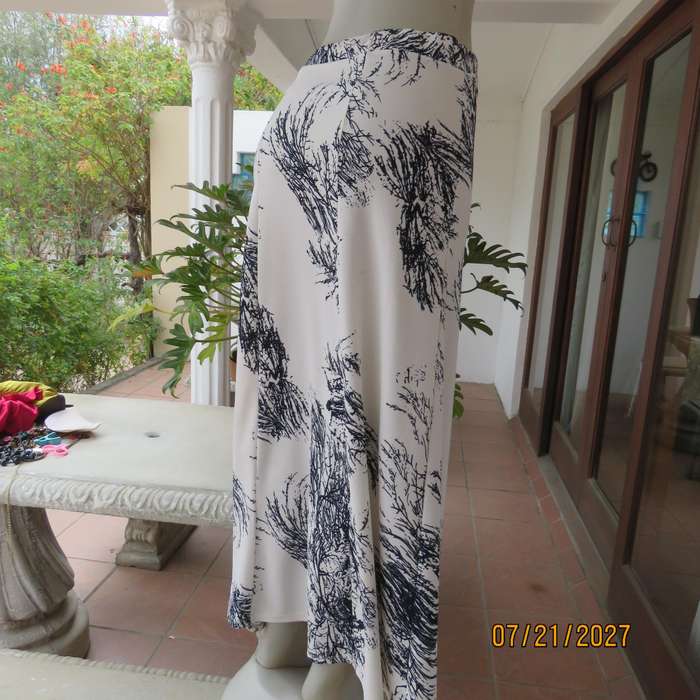 SPIDER SHOP maxi paneled A-line white textured stretch polyester-black branch print skirt. Size 34
