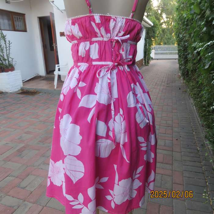 Pretty summer pink-white floral cotton strappy dress. Lined. By VICTORIA BERKHAM.Size 34.Used.