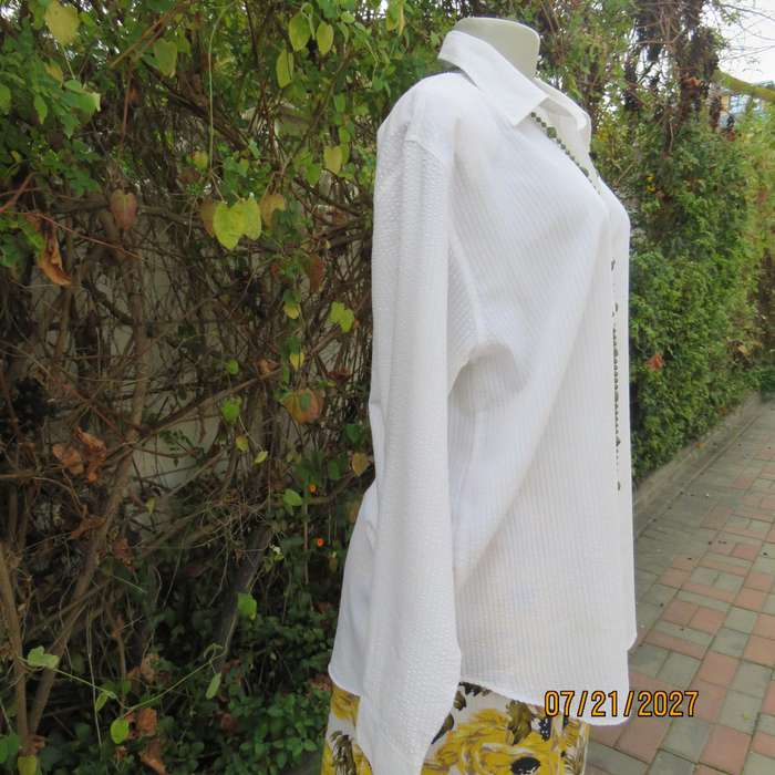 O//SO white bubble cotton long sleeve button down shirt size 40. Shirt collar