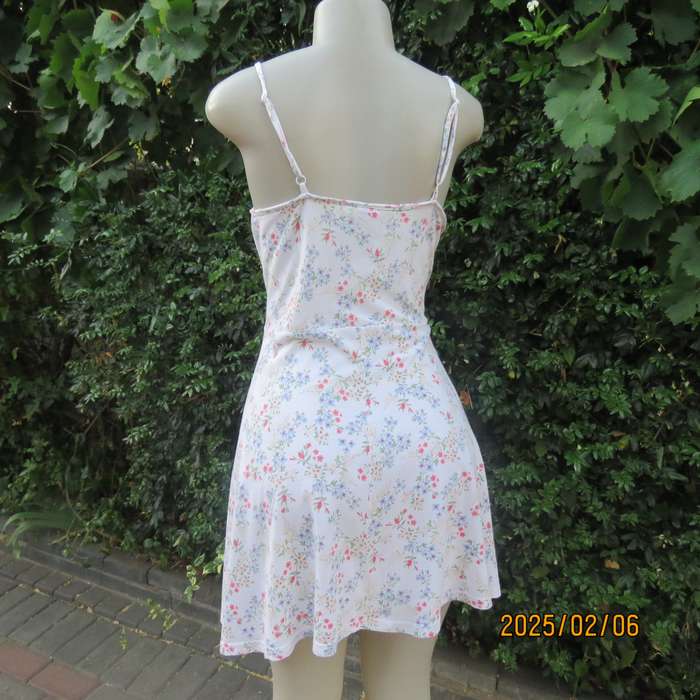 Cool FACTORI mini cotton stretch strappy dress. With dainty floral pattern. Size 36. Good condition.