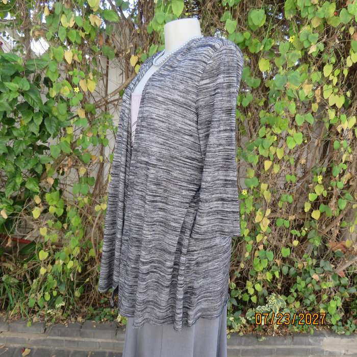 TRUWORTHS black-grey mottled open top with pale grey front inlay-silver-black flowers. Size 44