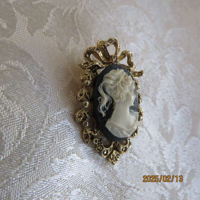 Vintage cameo brooch. Golden with tiny stones. Length 4cm. Very good condition