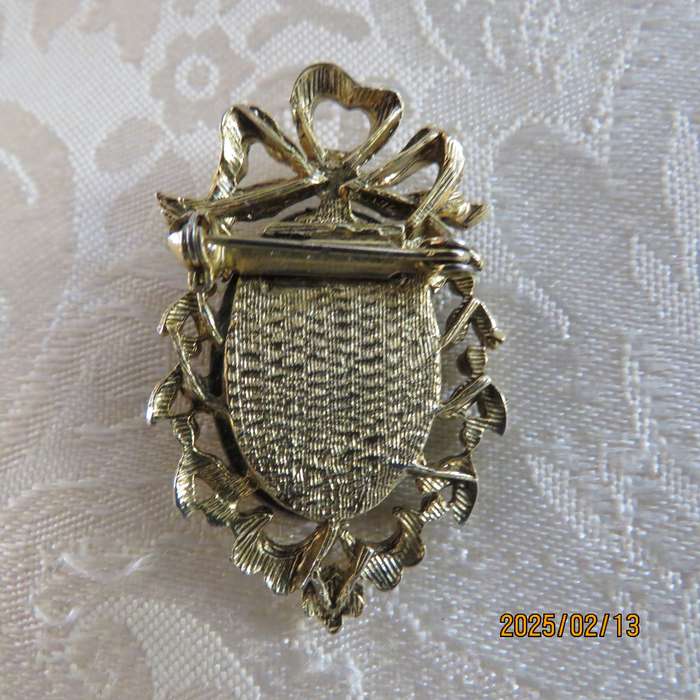 Vintage cameo brooch. Golden with tiny stones. Length 4cm. Very good condition