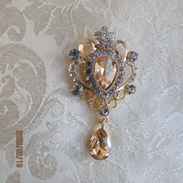 Stunning brooch with faux diamonds and rhinestones. Length 6cm. New item