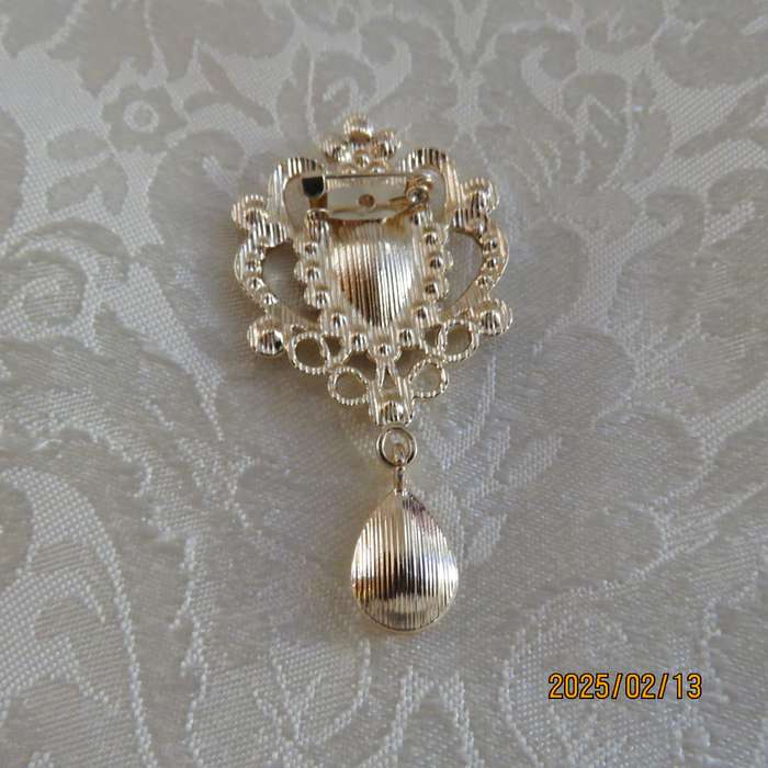 Stunning brooch with faux diamonds and rhinestones. Length 6cm. New item