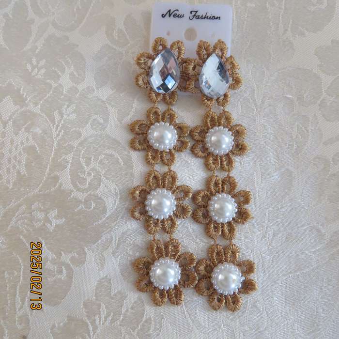 Pretty extra long golden brown floral lace decorated earrings. Length 8cm. New item.