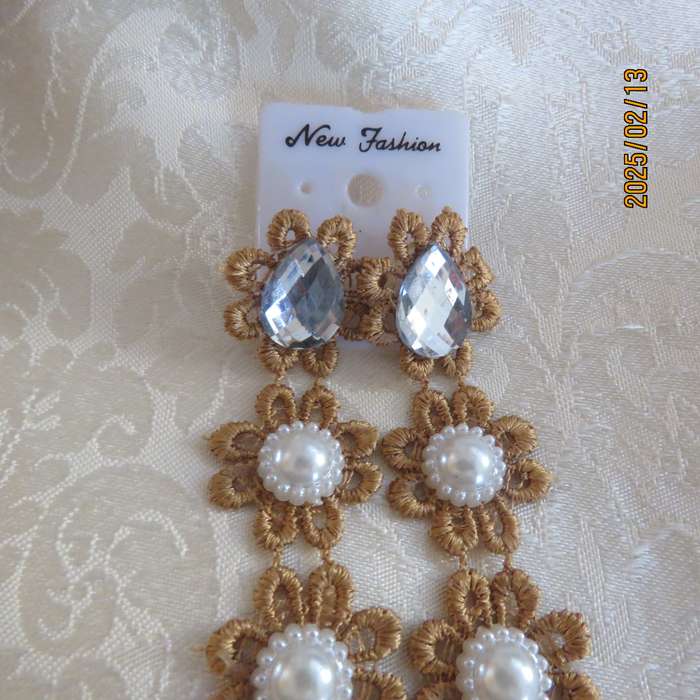 Pretty extra long golden brown floral lace decorated earrings. Length 8cm. New item.