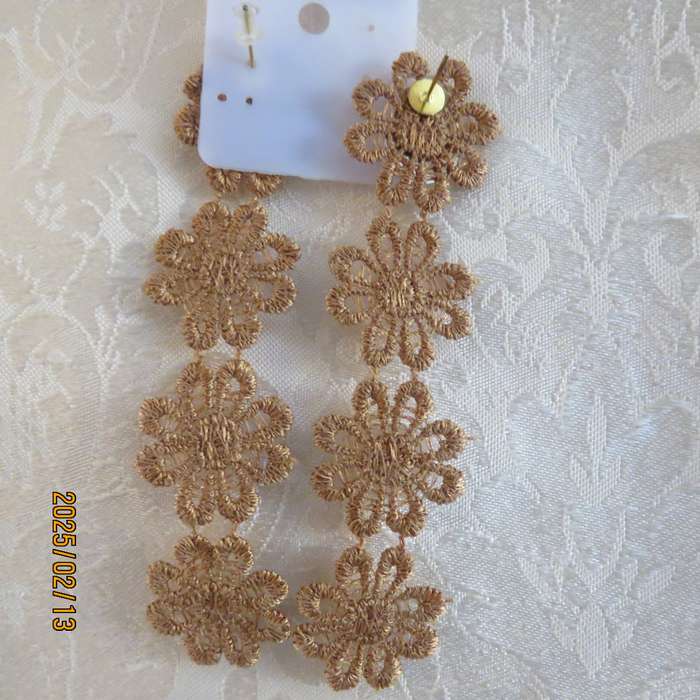 Pretty extra long golden brown floral lace decorated earrings. Length 8cm. New item.