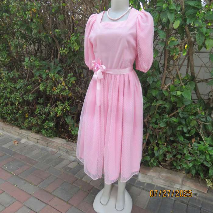 Boutique made rosepink bridesmaid dress with tiny white embossed dots. Size 36. Puffed sleeves.