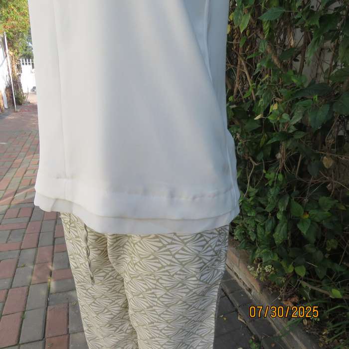 KELSO light cream sleeveless slip over size 34 top. Polyester with lining.