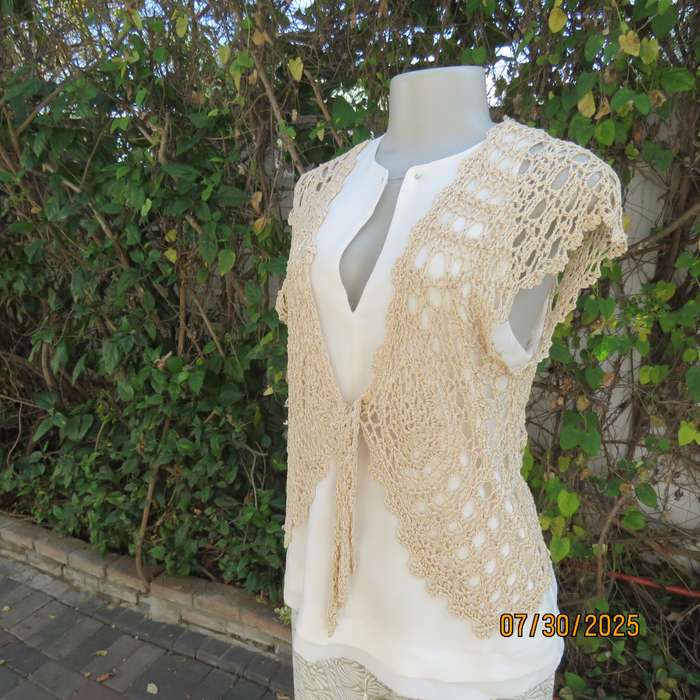 SPIRIT rich cream crochet bolero with tiny capped sleeves. Size 36. Tie on front