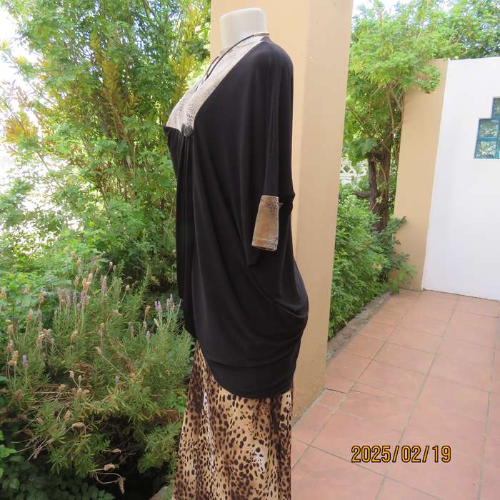 Elegant black stretch polyester long top. Animal print inlays. Size 32 to 34. Pretty off -line pleat