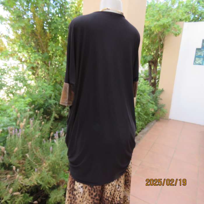 Elegant black stretch polyester long top. Animal print inlays. Size 32 to 34. Pretty off -line pleat