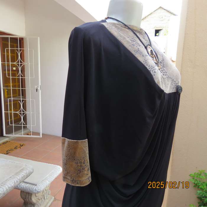 Elegant black stretch polyester long top. Animal print inlays. Size 32 to 34. Pretty off -line pleat