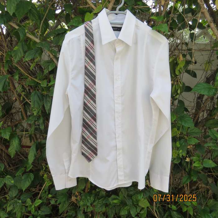 EXACT white tailored long sleeve men's shirt size medium with free neck tie.