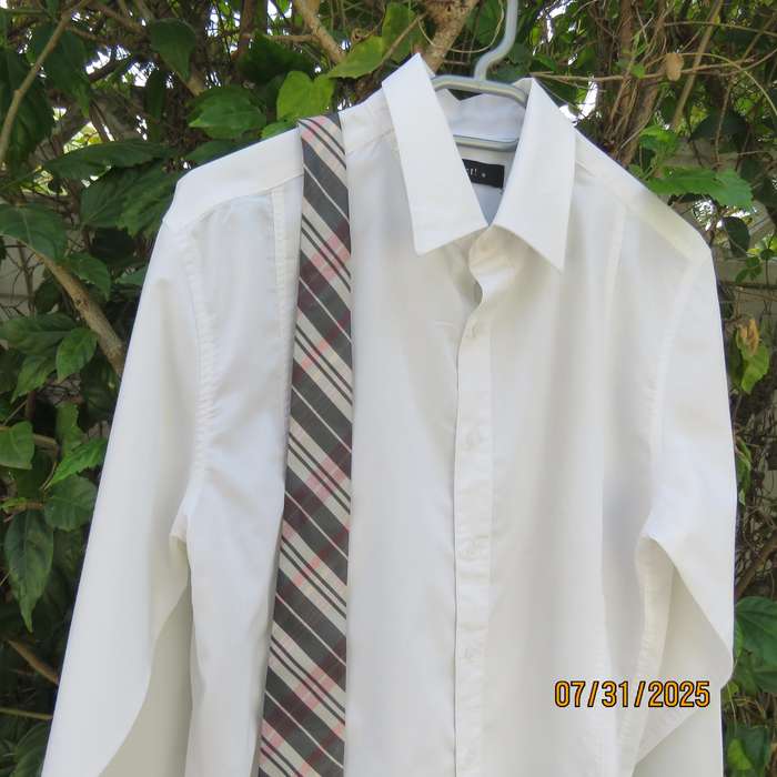 EXACT white tailored long sleeve men's shirt size medium with free neck tie.