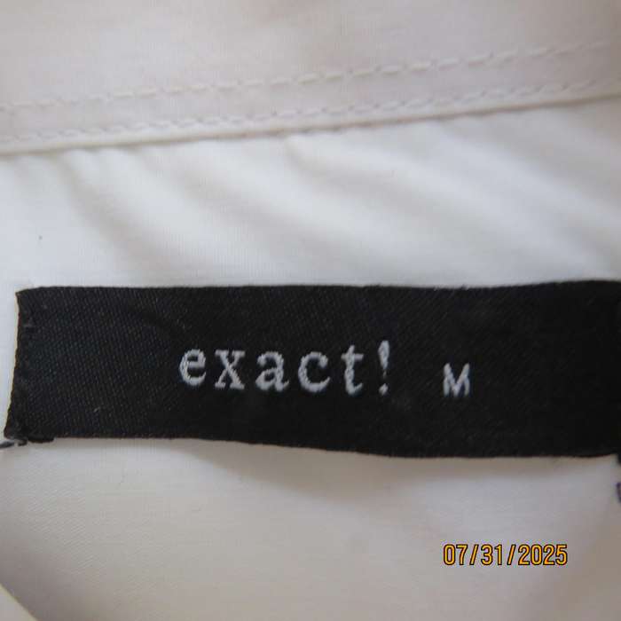 EXACT white tailored long sleeve men's shirt size medium with free neck tie.
