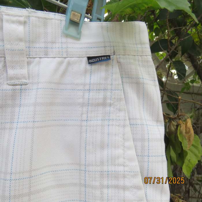 RED men's white size 36 shorts with grey-blue check. Pockets back-sides.