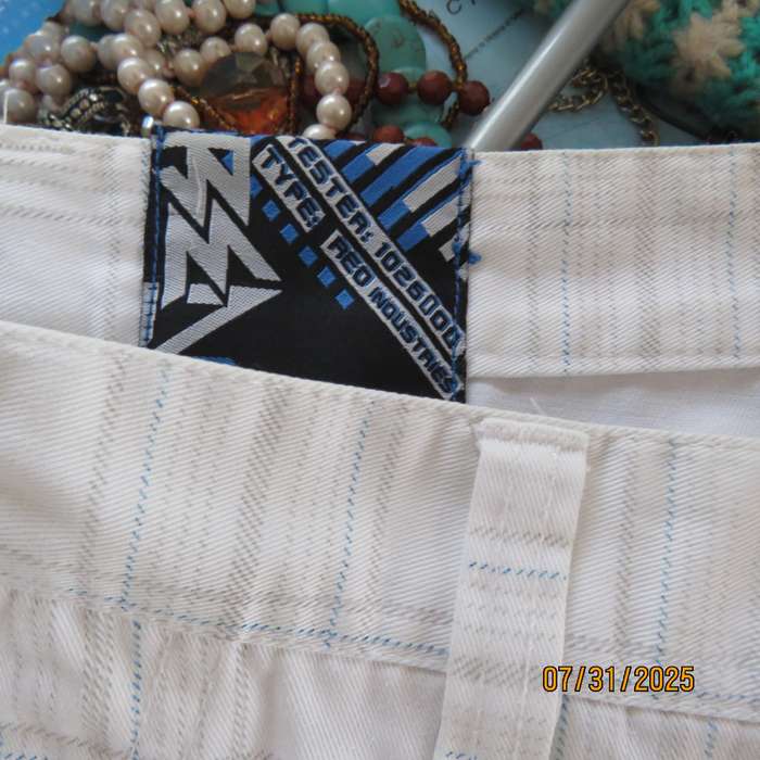 RED men's white size 36 shorts with grey-blue check. Pockets back-sides.