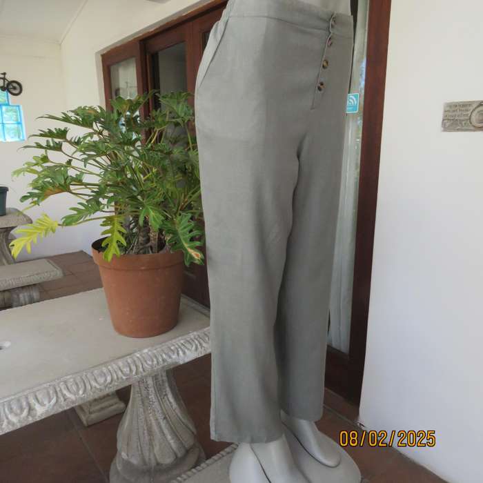REAL Fresh moss green linen-viscose straight legged pants. Size 38.